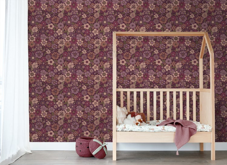 Kinderzimmer mit floraler Tapete, Gitterbett und zwei Körben