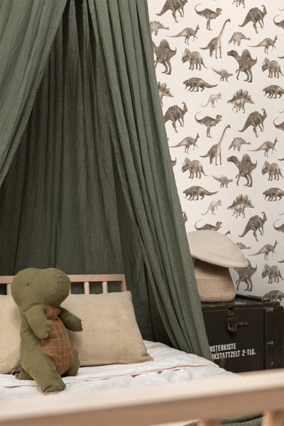 Kinderzimmer mit Holzbett, Baldachin und Dinosaurier-Tapete