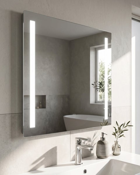 Rechteckiger Badezimmerspiegel mit LED Beleuchtung und Touch Sensor an der Wand über einem Waschbecken in einem hellen, modernen Badezimmer.