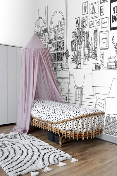 Kinderzimmer mit Himmelbett, gemustertem Teppich und dekorativer Wandgestaltung