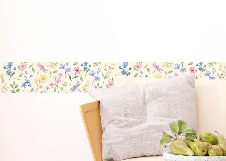 Tapete mit abstraktem botanischem Muster aus stilisierten Blumen, Blättern und Punkten.