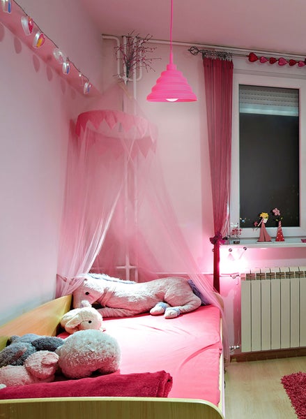 Technische Zeichnung einer Wandleuchte mit den Maßen 117 Millimeter mal 100 Millimeter mal 105 Millimeter