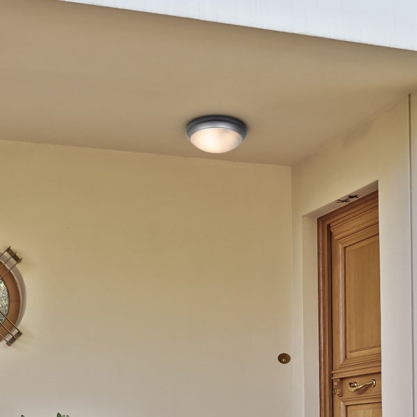 Deckenleuchte im Innenbereich in einem Flur montiert