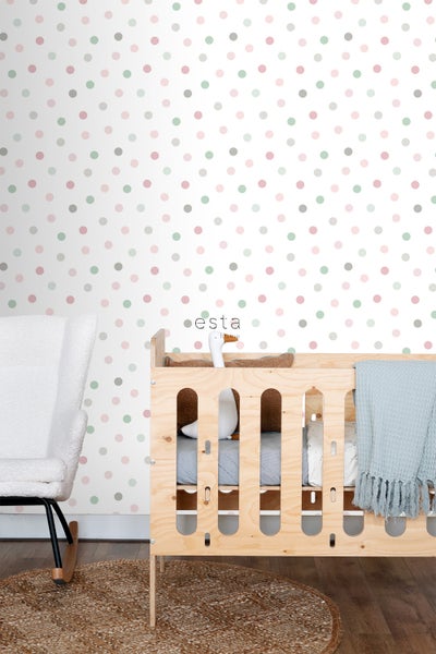 Kinderzimmer mit Punkt Tapete, Babybett und Schaukelstuhl