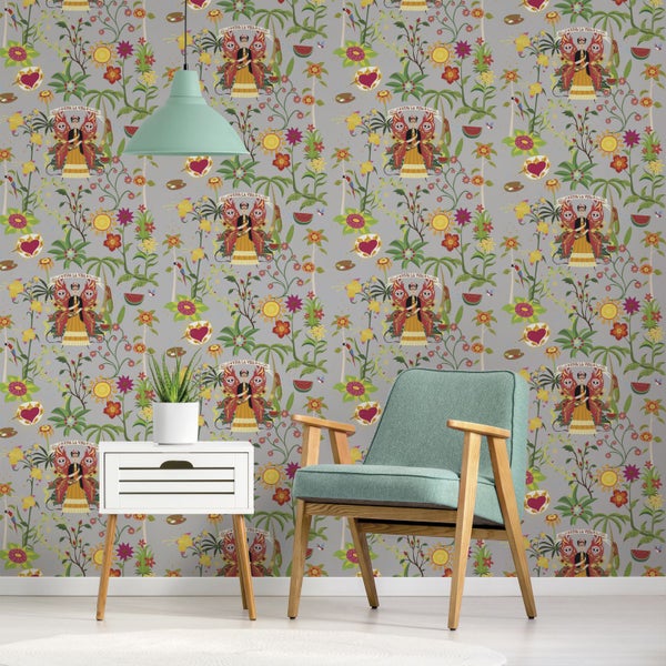 Dekoriertes Zimmer mit bedruckter Tapete, Stuhl und Beistelltisch.