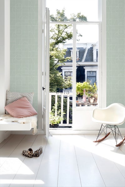 Helles Zimmer mit geometrischer Tapete, offenem Fenster und weißem Schaukelstuhl.