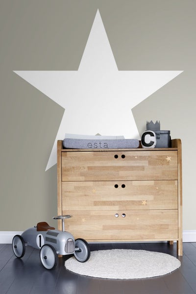Kommode im Kinderzimmer mit Spielzeugauto und Dekoration