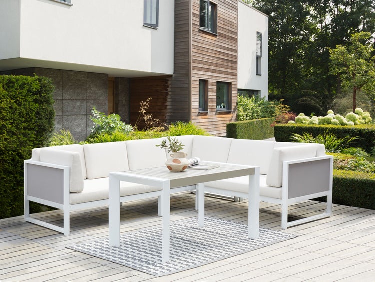 Szene mit Pflanzgefäßen und Zimmerpflanzen auf einer Terrasse.