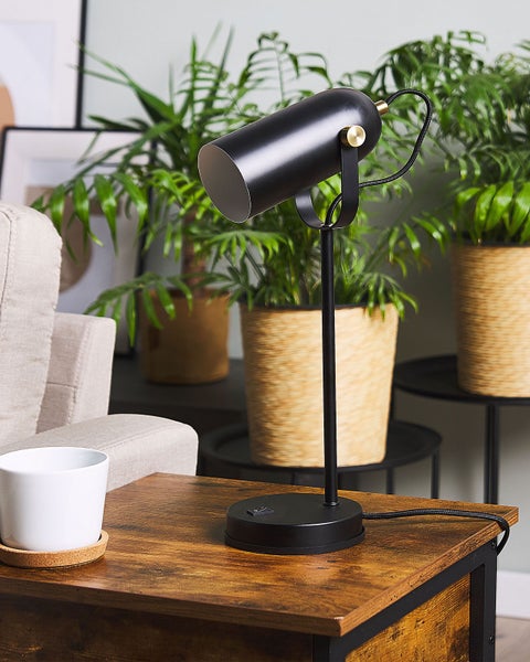Schreibtischlampe aus Metall auf einem Holztisch