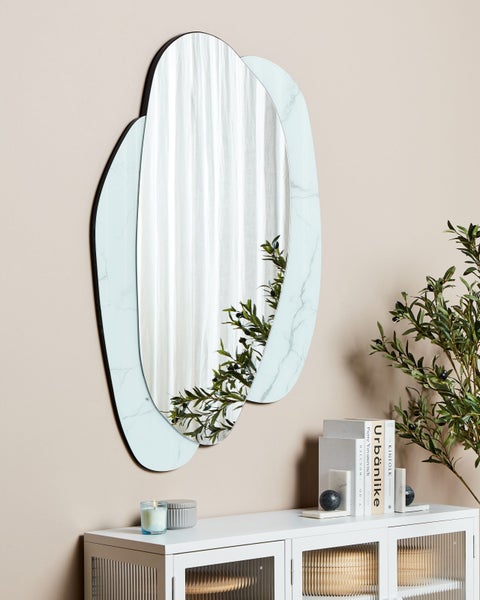 Wandspiegel mit dekorativem Rahmen im Wohnzimmer