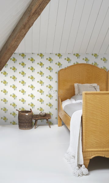 Schlafzimmer mit Holzbalken, Bett, Korb, Hocker und Tapete mit Rosenmuster