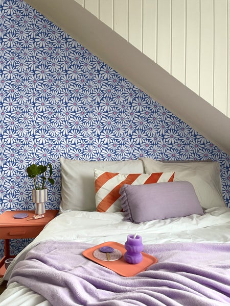ESTAhome Tapete Gänseblümchen Blau und Rosa - 50 x 900 cm - 131150