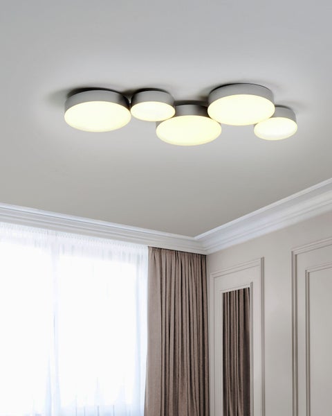 Moderne Deckenleuchte mit kreisförmigen Lampenschirmen an der Zimmerdecke