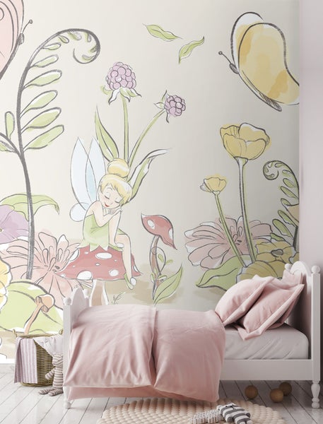 Kinderzimmer mit Feen- und Blumenmuster-Tapete sowie Kinderbett