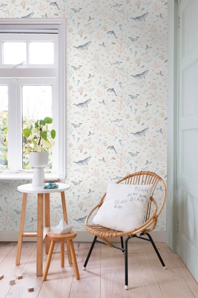 Wohnzimmer mit Holzschrank, Spiegel in Augenform, Wandteppich und Kissen