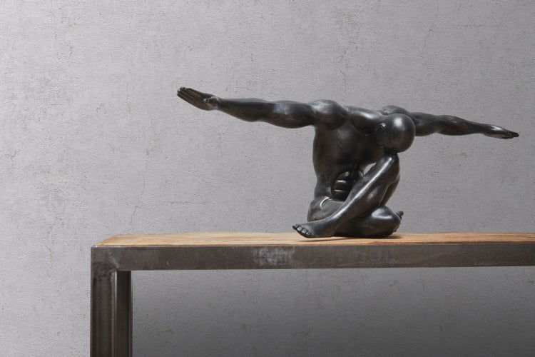 Dekorative sitzende Figur mit ausgestreckten Armen