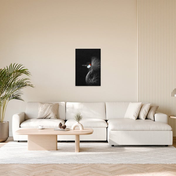 Wohnzimmer mit Sofa und Wandbild eines Graukronenkranichs