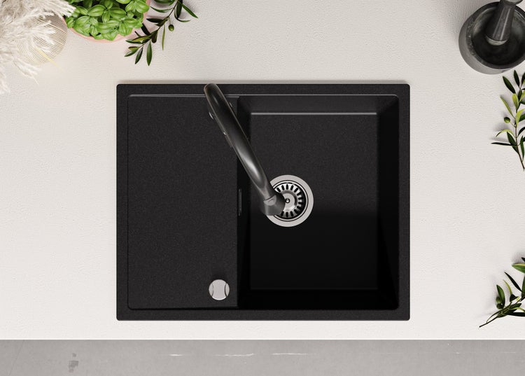 Schwarze Küchenspüle aus Granit mit Abtropffläche und Armatur, Aufsicht