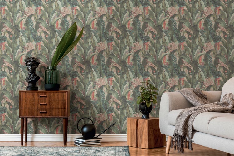 Raumdekoration mit einer Tapete mit tropischem Pflanzenmuster, gerahmten Bildern mit den Worten Liebe und Atmen, einer Pflanze und Limetten