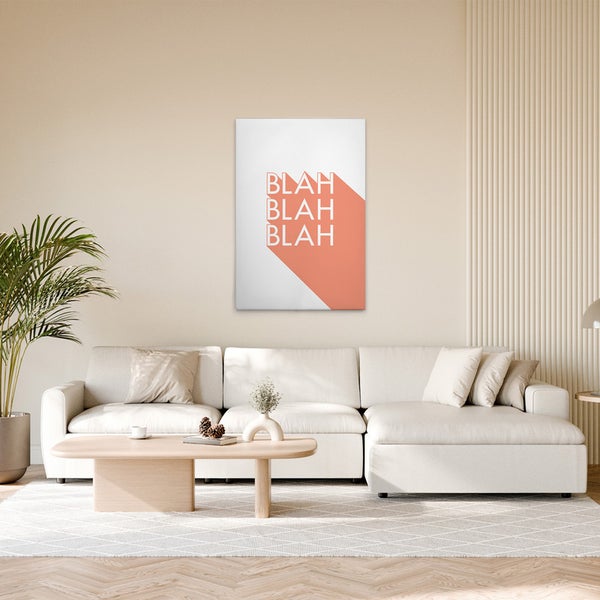 Wohnzimmer mit Sofa, Tisch und einem Wandbild mit dem Wort 'Blah'