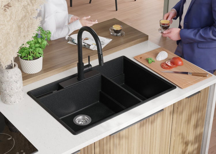 Schwarze Küchenspüle mit Armatur auf einer Küchentheke