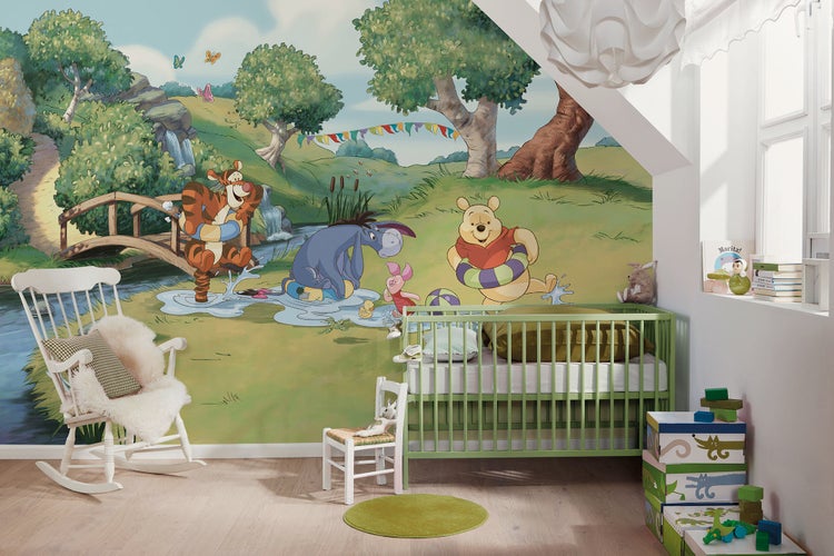 Kinderzimmer mit Winnie Puuh Wandbild, Kinderbett und Schaukelstuhl