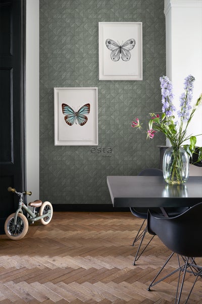 Wohnraum mit dreieckiger Tapete, Tisch, Stühlen und Dekoartikeln