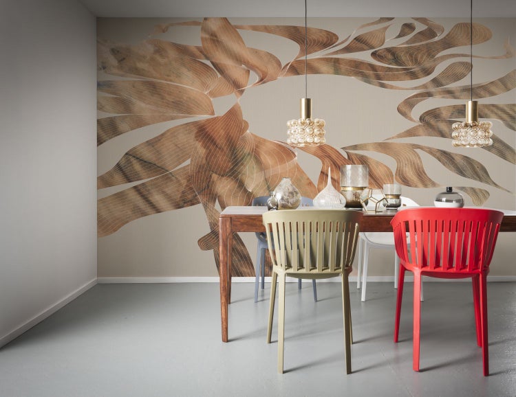 Esszimmer mit Esstisch, Stühlen und auffälliger Wandgestaltung