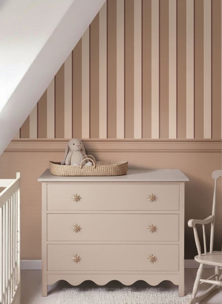 Babyzimmer mit Wickelkommode, Spielzeug und gestreifter Tapete