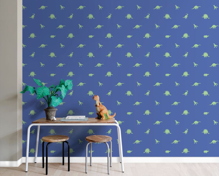 Zimmer mit Tisch, Stühlen und Wand mit Dinosaurier-Muster