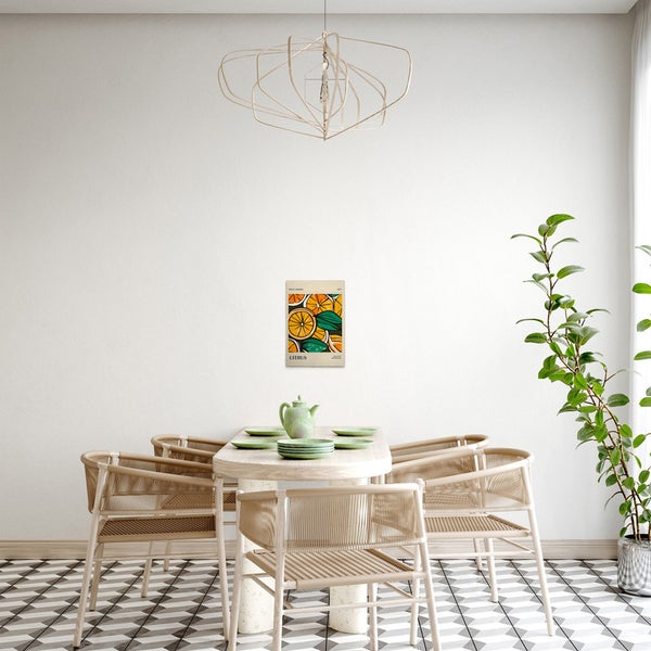Esszimmer mit Esstisch, Stühlen und einem Wandbild mit Zitrusfrüchten.