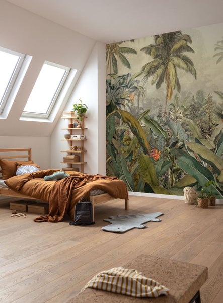 Schlafzimmer mit Dschungeltapete, Holzfußboden und Dachfenstern.