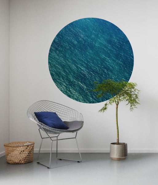 Zimmer mit Dekoration: Wandtattoo, Stuhl mit Kissen, Pflanze im Topf und Korb.