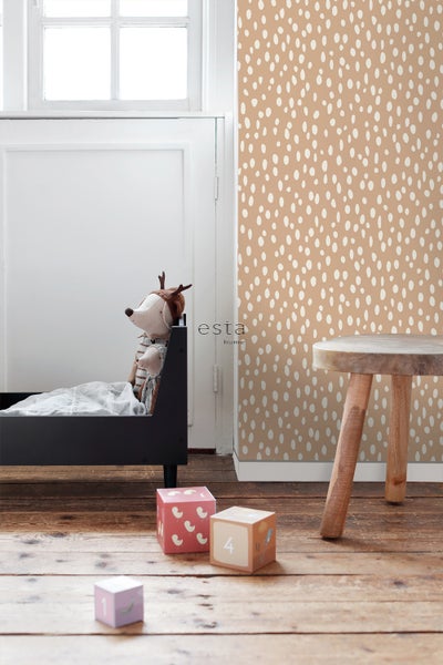 Kinderzimmer mit gepunkteter Tapete, Bett, Spielzeug und Hocker