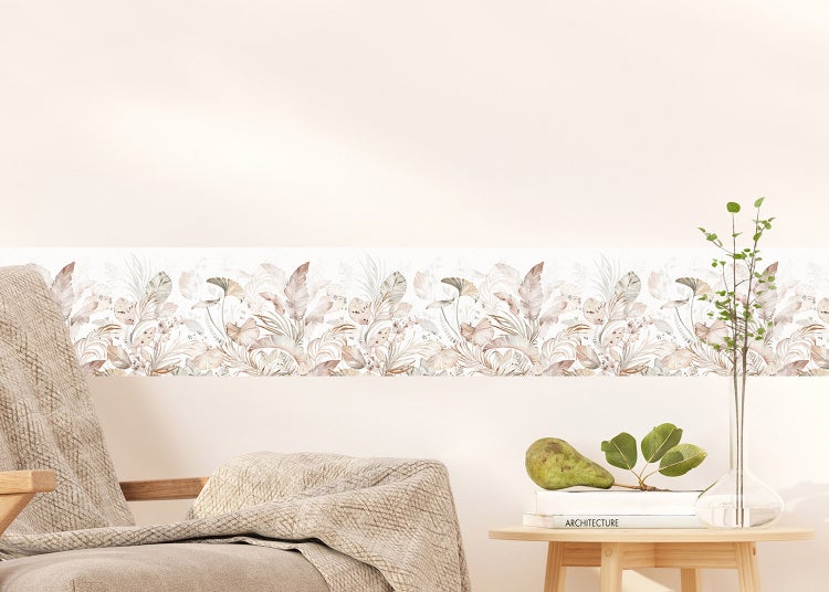 Bordüre mit botanischem Muster aus Farnen und Blättern in einem hellen, modern eingerichteten Wohnraum.