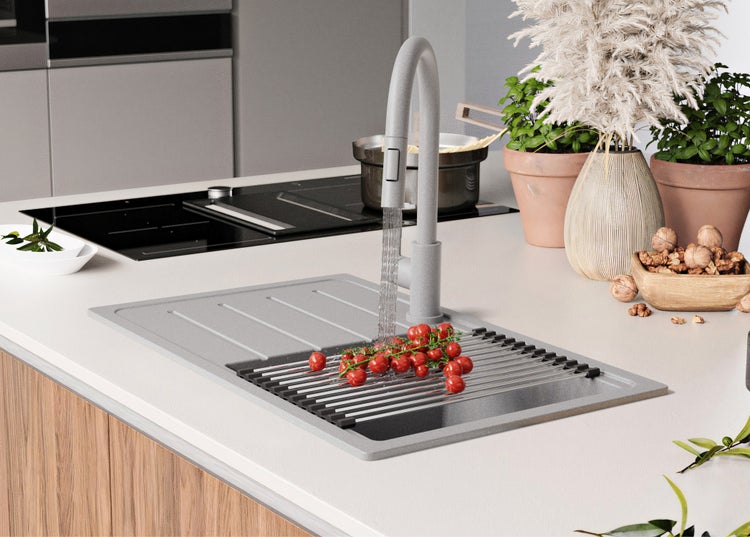 Küchenspüle mit Abtropffläche, Wasserhahn und Tomaten