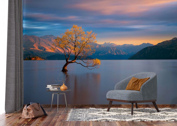 Wohnraum mit Fototapete eines Sees mit Baum und Berglandschaft