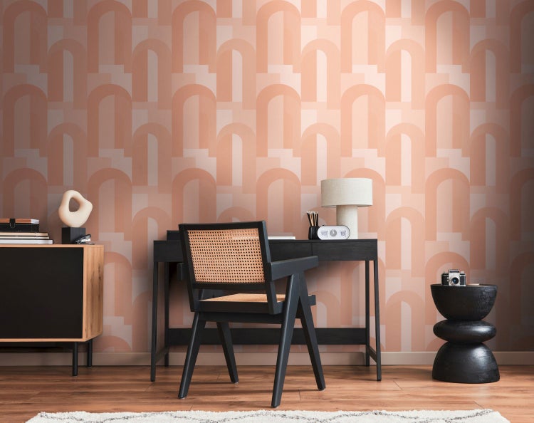 Szene mit gemusterter Tapete, Stuhl und Aufbewahrungsboxen