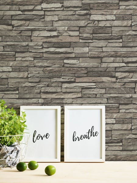 Szene mit Schreibtisch, Stuhl, Lampe und Wandtapete in Steinoptik