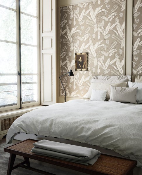 Gartenstuhl mit Armlehnen und Rattansitzfläche