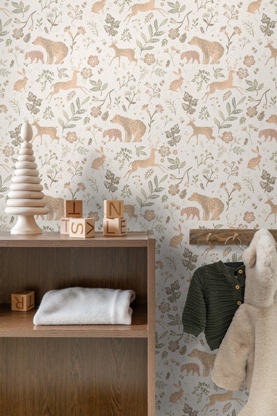 Szene mit einem Regal, Kinderspielzeug und einer Tapete mit Tiermotiven