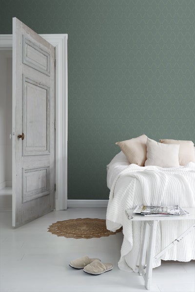 Helles Schlafzimmer mit gemusterter Tapete, Bett und Dekoration