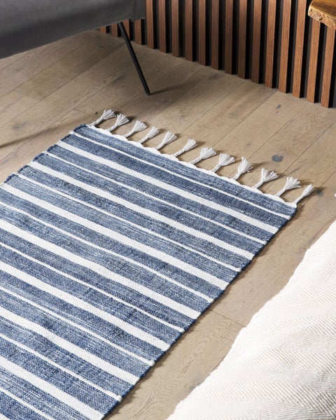 Abmessungen eines Teppichs mit Fransen, circa 150 x 80 cm