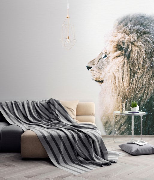 Fototapete mit einem Löwenkopf im Profil in einem modernen Wohnzimmer mit Sofa, gestreifter Decke und geometrischer Pendelleuchte.