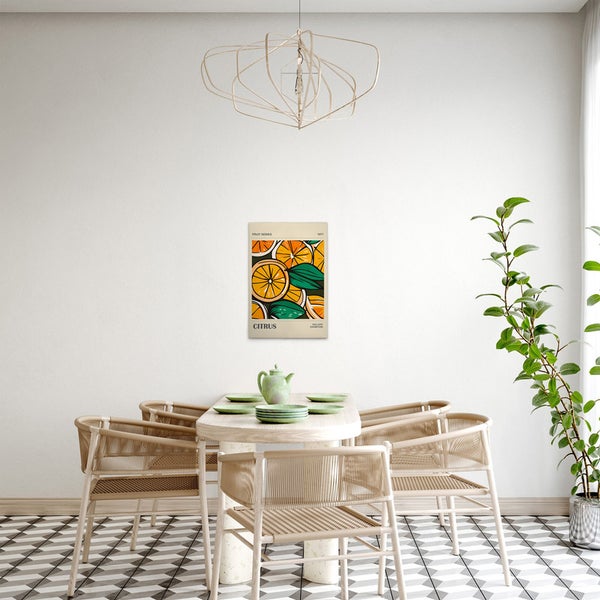Esszimmer mit Tisch, Stühlen und einem an der Wand hängenden Kunstdruck mit Zitrusfrüchten.