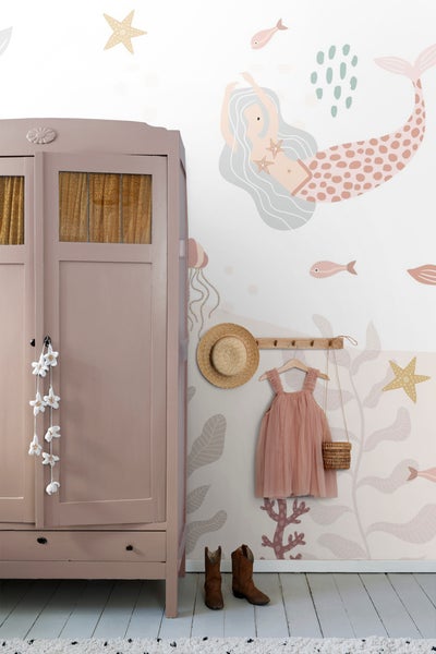 Kinderzimmer mit Kleiderschrank und Meeresmotiven an der Wand