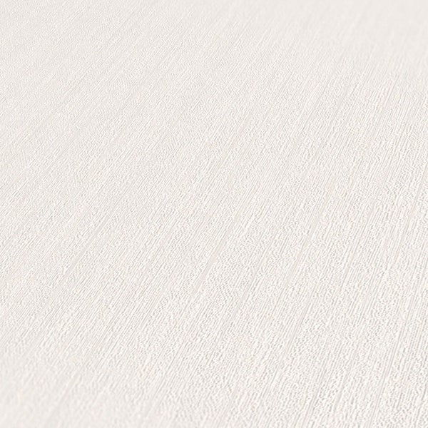 Monstera-Pflanze im Pflanztopf mit Untersetzer und Pflanztopf-Stapel