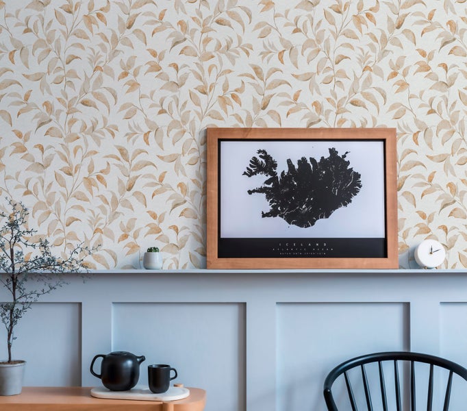 Wohnzimmer mit grauer Couch, Teppich und Blättertapete