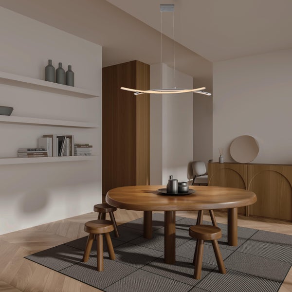 Esszimmer mit Holztisch, Hockern und moderner Pendelleuchte