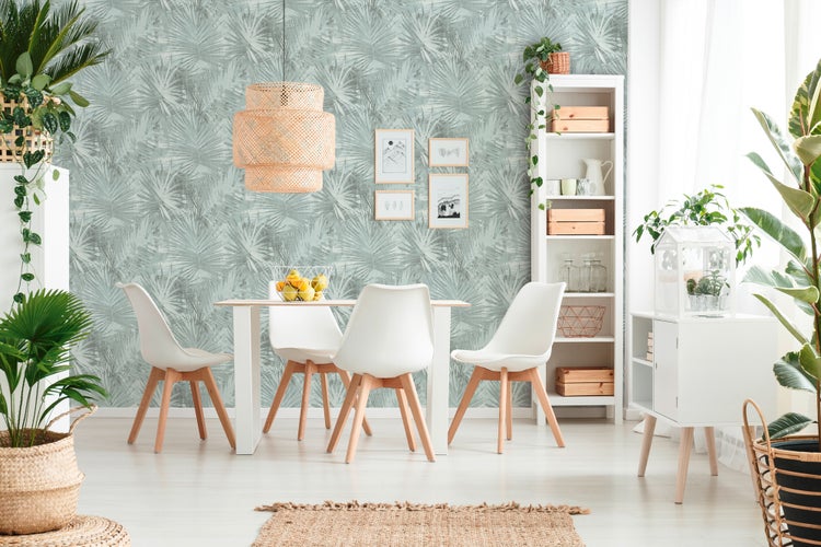 Heller Essbereich mit Esstisch, Stühlen und gemusterter Tapete